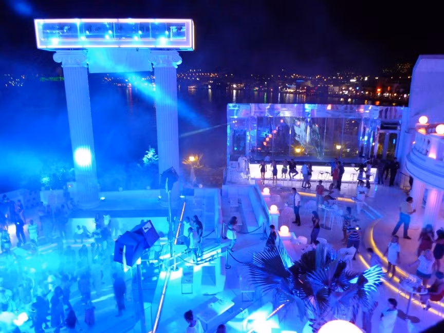 8. Chlosterli Club, Thụy Sĩ. Nằm trên một miền núi cũ ở dãy Alps (Thụy Sĩ), Chlosterli Club cung cấp sự ấm áp và thoải mái, giữa nhiệt độ mùa đông. Sở hữu một sàn nhảy từ những năm 1970, Chlosterli thu hút rất đông khách vào ban đêm. Chlosterli Club thường đông khách nhất vào mùa đông, đặc biệt trong tháng 12 tới tháng 1. Nơi đây thu hút nhiều khách du lịch chứ không phải là người dân địa phương.