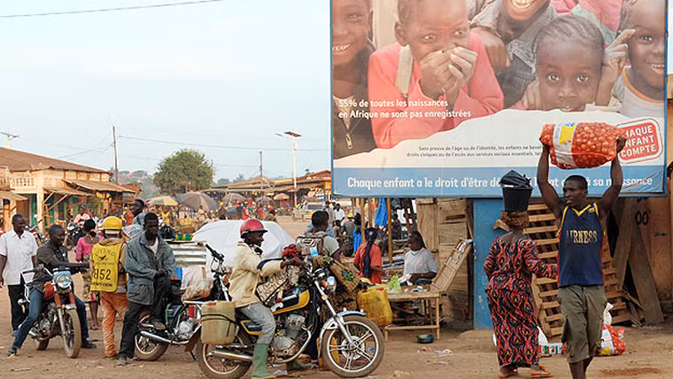 Tuy nhiên, Guinea lại là một trong những nước nghèo nhất thế giới. Hơn một nửa dân số Guinea sống dưới mức nghèo khổ và khoảng 20% sống trong nghèo đói cùng cực. An ninh lương thực và suy dinh dưỡng ở trẻ em đang lan tràn.