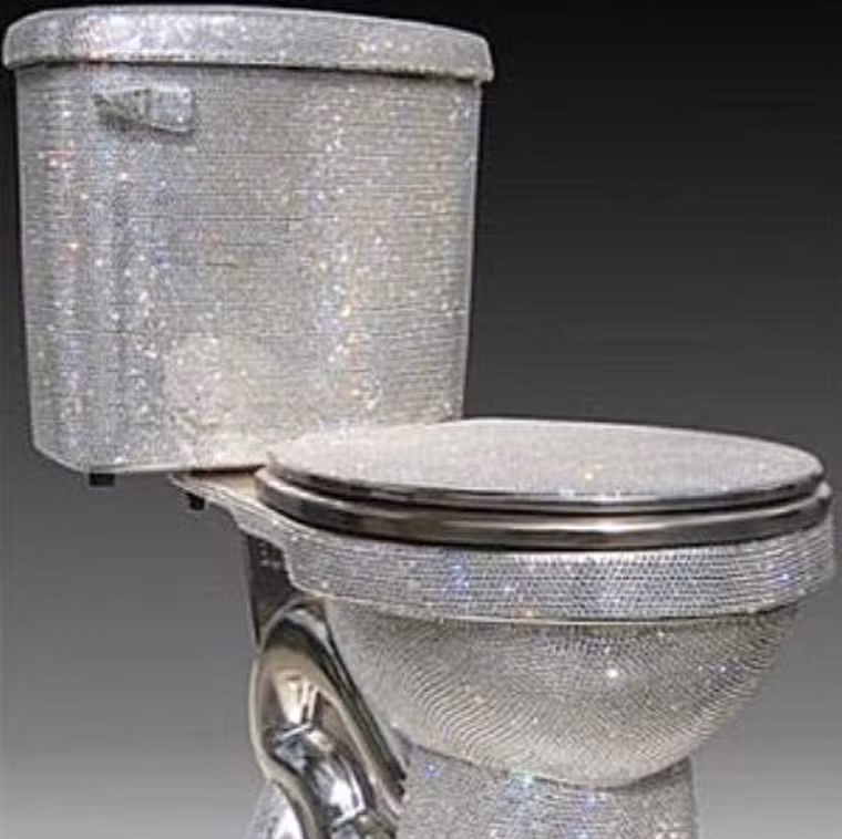 Nhà thiết kế đồ gia dụng nhà tắm Jemal Wright đã tạo ra một tác phẩm nghệ thuật thực sự khi khảm hàng nghìn viên pha lê Swarovski lên một chiếc toilet bình thường, đưa giá trị của nó lên 75.000 USD. Cả bồn chứa nước cũng được khảm toàn pha lê. Tuy nhiên, có vẻ như không ai nỡ ngồi lên một tác phẩm nghệ thuật đẹp và đắt tiền như vậy.