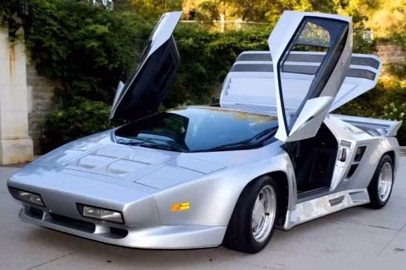 1989-93 Vector W8 (455.000 USD). Siêu xe này được quảng cáo có chất lượng tương đương với chiếc Lamborghini Diablo. Tuy nhiên, nhiều người từng mua siêu xe này (bao gồm cả tay vợt nổi tiếng Andre Agassi) phàn nàn rằng xe có vấn đề về độ tin cậy.