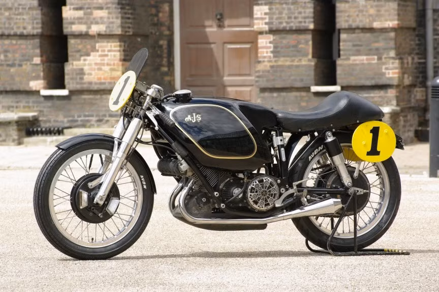 1. 1954 AJS Porcupine E95 – 675.000 USD. Đây là xe máy đua do công ty AJS sản xuất vào năm 1949. Tuy nhiên, họ đã không thành công trong lần đầu ra mắt dòng xe này do vấn đề về bộ chế hòa khí. Thế hệ xe thứ hai ra đời năm 1954 đã khắc phục những hạn chế trên và giành giải vô địch trong cuộc đua Gran Prix. Hiện, chiếc xe này vẫn được trưng bày tại trung tâm Bảo tàng xe máy quốc gia Anh trong nhiều năm qua.
