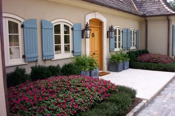 Hai bên sân có thể trồng các bồn hoa đối xứng tạo nên một không gian tao nhã.