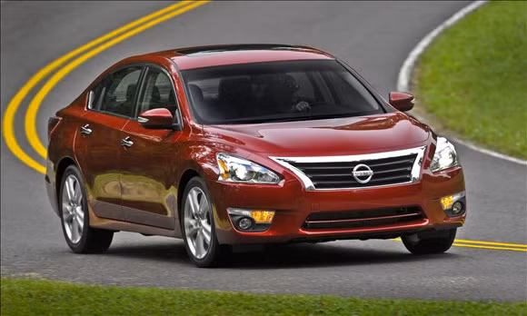 Nissan Altima 2013 là một bước tiến lớn so với phiên bản trước. Dòng xe cải tiến mới của Nissan trang bị nội thất mang phong cách hiện đại, động cơ tinh tế hơn, kiểu dáng đẹp mắt hơn. Altima được coi là một trong những dòng sedan cỡ trung bán chạy nhất trên thị trường.