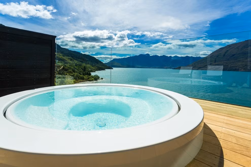 Bồn tắm ở khách sạn Matakauri Lodge (New Zealand) cung cấp một tầm nhìn tuyệt đẹp ra hồ Wakatipu và dãy núi Remarkables – những cảnh quan từng là nền cho một vài cảnh quay của bộ phim nổi tiếng "Chúa tể của những chiếc nhẫn".