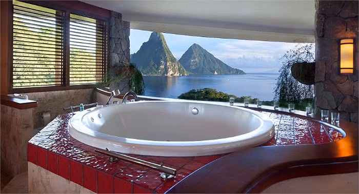 Khách sạn Jade Mountain thuộc St Lucia, một đảo quốc nằm trong lòng Đại Tây Dương, phía đông vùng biển Caribe với chiếc bồn tắm có thể nhìn ra toàn cảnh Caribe xinh đẹp.