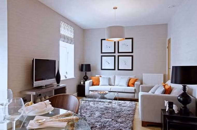 Chú ý những điểm nhấn màu cam tinh tế kết hợp với các gam màu sáng của đồ nội thất sẽ giúp căn phòng khách trông thoáng hơn.