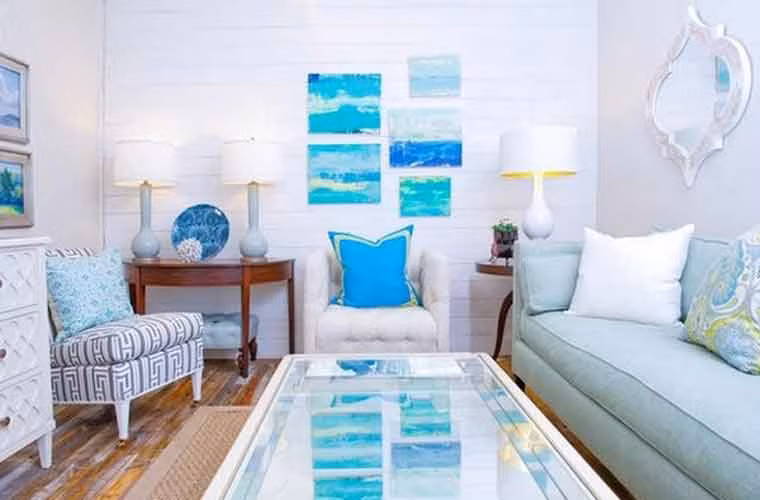 Lựa chọn màu sắc phù hợp sẽ giúp căn phòng khách vốn nhỏ hẹp trở nên sáng sủa, rộng rãi hơn. Sơn tường màu trắng và chọn đồ nội thất có màu sáng là một ý tưởng hoàn hảo cho phòng khách nhỏ.