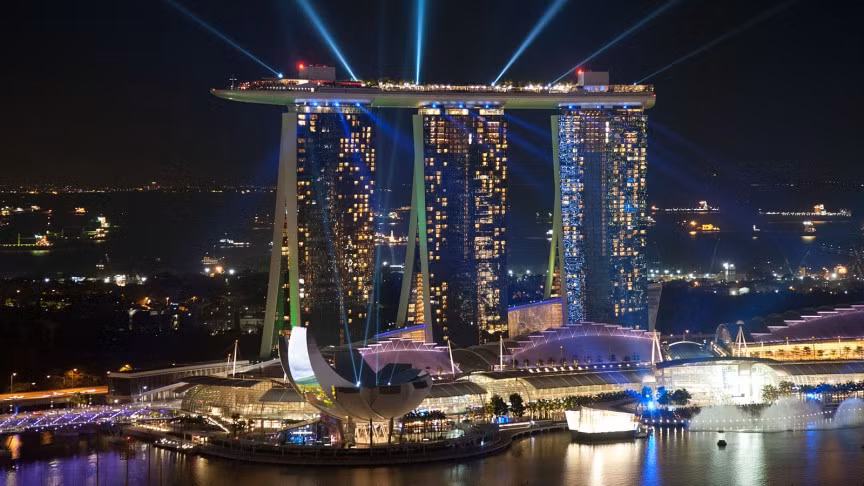 9. Marina Bay Sands Casino: Marina Bay Sands là một trong những khách sạn kiêm casino xa hoa nhất hành tinh. Tọa lạc tại thành phố Singapore, khách sạn cung cấp tất cả mọi thứ mà du khách muốn. Trong khuôn viên khách sạn có hồ bơi vô cực trên tầng thượng, spa thư giãn, bảo tàng khoa học nghệ thuật, một nhà hát và đương nhiên có cả một sòng bạc. Sòng bạc có sức chứa tới 2.300 người với 500 bàn chơi.