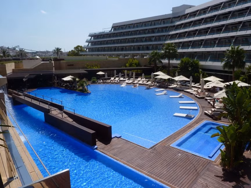 7. Casino khách sạn Ibiza Gran ở Tây Ban Nha: Khách sạn sang trọng này nằm ở Ibiza Town, Tây Ban Nha, nhìn ra bến du thuyền và thị trấn cổ. Khách sạn Ibiza Gran nổi tiếng với cuộc sống về đêm sôi động. Ngoài vui chơi ở sòng bạc nổi tiếng của Ibiza Gran, du khách có thể “chiều chuộng” bản thân với các dịch vụ spa, thư giãn trong các hồ bơi xinh đẹp của khách sạn.