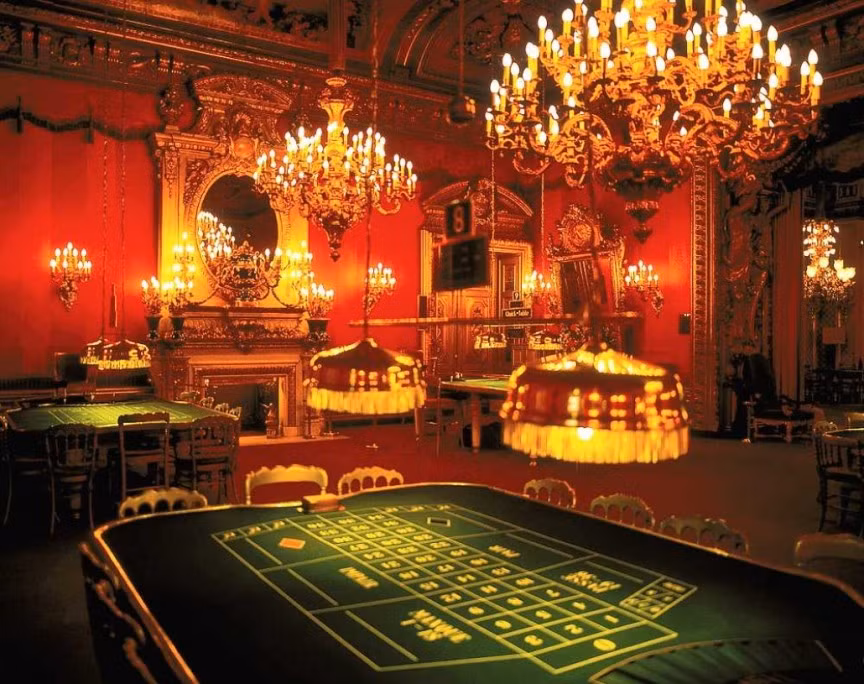 1. Casino Baden ở Đức: Được xây dựng vào năm 1820, Baden nổi tiếng với danh hiệu sòng bạc lâu đời nhất. Baden có tổng cộng 24 khu trò chơi, bao gồm roulette Pháp và Mỹ, baccarat, pocker, blackjack và những trò chơi khác qua mạng. Ngoài thú tiêu khiển ở sòng bài, du khách còn có thể giải trí thư giãn ở spa sang trọng, phòng khiêu vũ; hoặc có thể mua sắm tại trung tâm thương mại và ăn uống tại các nhà hàng với phong cách ẩm thực phong phú.