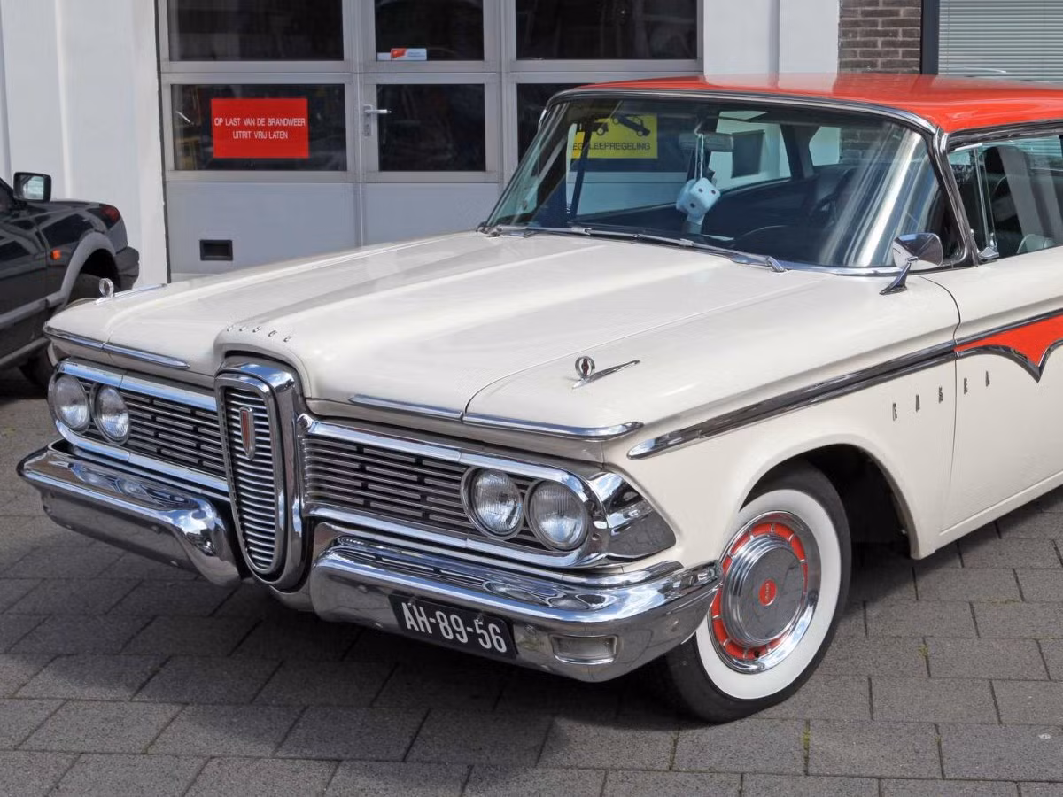 1. Ford Edsel – 1957: Cái tên “Edsel” đồng nghĩa với “tiếp thị thất bại”. Ford đã đầu tư 400 triệu USD vào chiếc ô tô Ford Edsel được giới thiệu năm 1957 và đưa ra thị trường năm 1960. Tuy nhiên, người Mỹ đã không ưa chuộng sản phẩm này bởi họ muốn có “phương tiện nhỏ hơn, kinh tế hơn”.