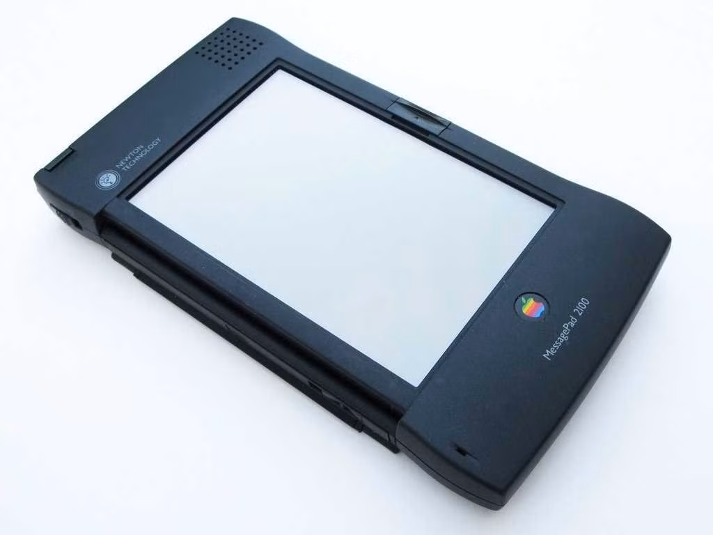 6. Apple Newton – 1993: Newton được nêu ra như là một ví dụ cho thời đại cũ tồi tệ của Apple trước khi trở thành công ty có giá trị nhất toàn cầu. Lý do gây nên sự thất bại của sản phẩm máy tính bảng này là nó quá đắt với mức giá 700 USD, chiều cao 8 inches, rộng 4.5 inches và định dạng chữ viết vô cùng xấu.