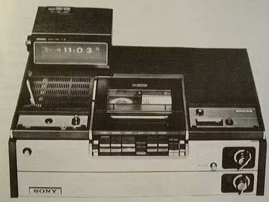 2. Sony Betamax – 1975: Những năm 1970 đã chứng kiến một cuộc cạnh tranh định dạng video giữa Betamax và VHS. Sony đã mắc một sai lầm: Họ bán Betamax năm 1975 trong khi các đối thủ cạnh tranh bắt đầu phát hành máy VHS. Sony giữ Betamax độc quyền và sản phẩm VHS nhanh chóng vượt qua công ty này.