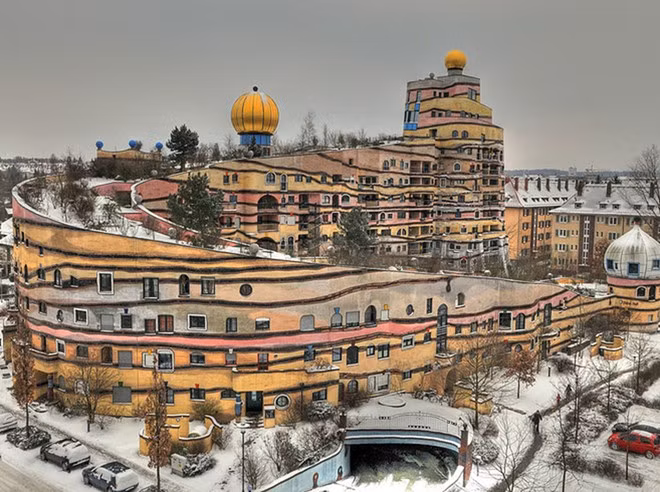 Nhà chung cư Waldspirale, Darmstadt, Đức: Tòa nhà xoắn ốc hình cầu vồng này thực ra là một khu tổ hợp chung cư tọa lạc tại thành phố Darmstadt, Đức. Kiến trúc này có tới 1.000 ô cửa sổ độc đáo.