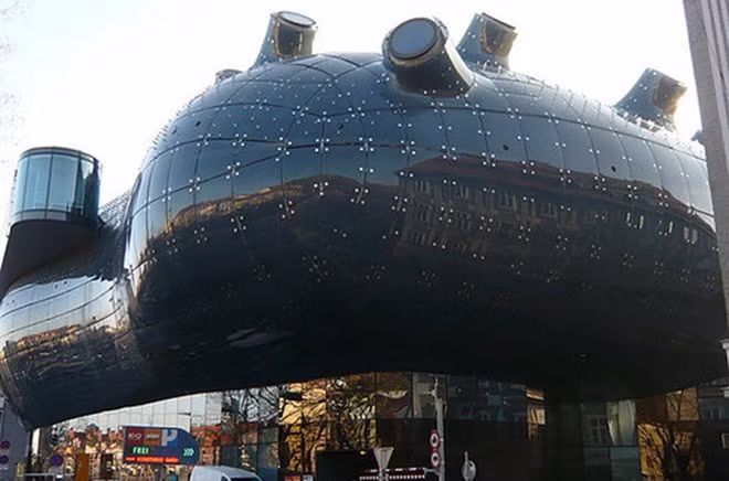 Kunsthaus, Graz, Áo: Bảo tàng nghệ thuật này còn được gọi là “Vật thể ngoài hành tinh” bởi thiết kế kỳ quặc của nó. Đây là nơi trưng bày các tác phẩm nghệ thuật đương đại và cũng là tòa nhà thân thiện với môi trường, với nguồn năng lượng tự tạo từ các tấm quang điện trên mái.