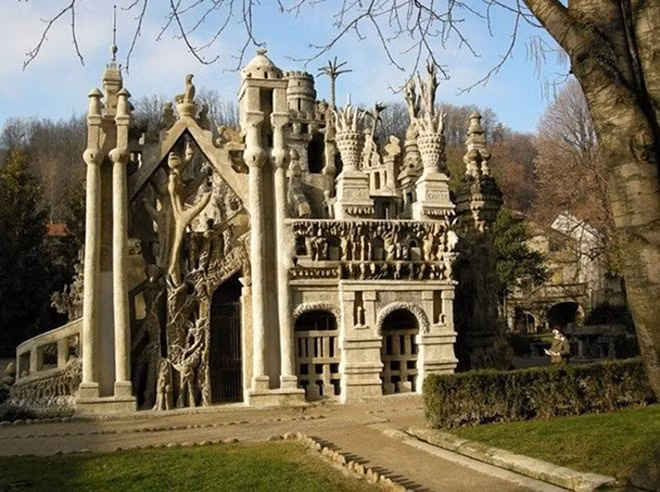 Lâu đài lý tưởng, Hauterives, Pháp: Công trình này được thiết kế và xây dựng bởi Ferdinand Cheval, một nhân viên bưu điện tại miền quê nước Pháp. Lâu đài này phải mất 33 năm xây dựng và được Bộ văn hóa Pháp công nhận là di tích lịch sử vào cuối những năm 1960.