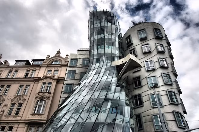 Nhà khiêu vũ, Prague, Cộng hòa Séc: Được thiết kế bởi kiến trúc sư người Séc Vlado Milunić và kiến trúc sư nổi tiếng người Mỹ Frank Gehry, tòa nhà khiêu vũ tọa lạc bên bờ sông Vltava, tại trung tâm Prague. Ban đầu, tòa nhà này là một trung tâm triển lãm nghệ thuật, sau đó được một công ty tài chính mua lại.