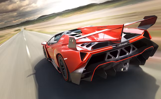 Trong khi giá mà hãng xe Ý đưa ra dành cho siêu xe Veneno Roadster là 4,5 triệu USD, một đại lý xe hơi tại Đức lại rao bán chiếc cuối cùng của dòng xe này với giá “ngất ngưởng" lên đến 5,69 triệu Euro, tương đương 7,3 triệu USD. Giá bán này đã bao gồm 19% thuế VAT.