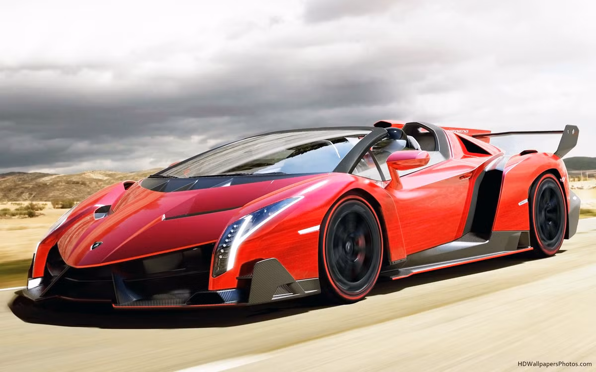 Với số lượng giới hạn chỉ 9 chiếc được sản xuất, Lamborghini Veneno Roadster được xếp vào hàng những siêu xe cực hiếm. Vì vậy, muốn sở hữu một trong 9 siêu xe này, các đại gia phải trả số tiền không nhỏ.