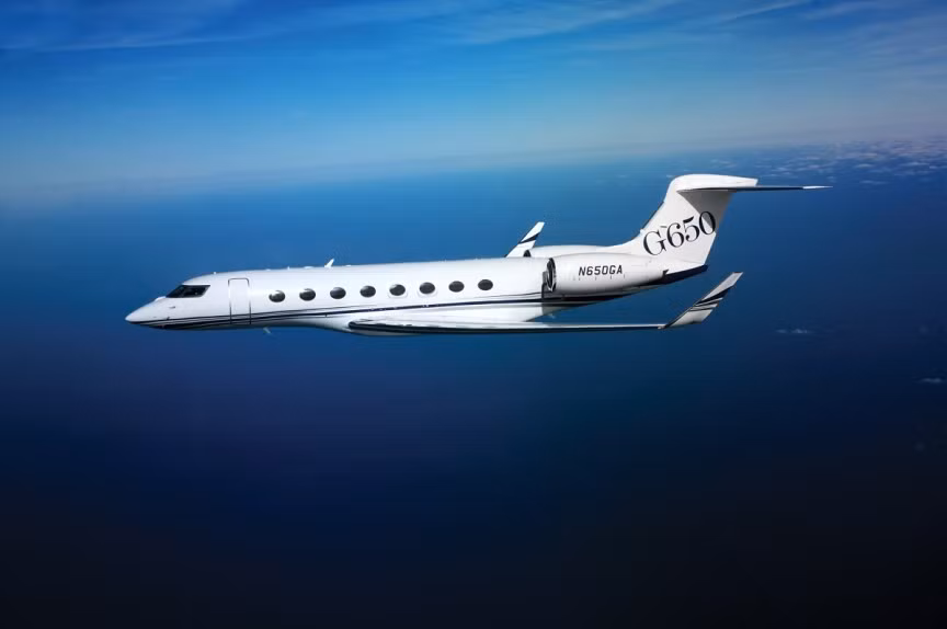 7. Gulfstream G650: Là một trong những dòng chuyên cơ cá nhân phổ biến nhất trong giới giàu có và người nổi tiếng. Đến nay, gần 40 chiếc Gulfstream G650 đã được bán ra và gần 40 chiếc nữa đang được sản xuất để bán vào năm 2017. Boeing dự kiến thu được lợi nhuận 7 triệu USD từ mỗi chiếc Gulfstream G650. Đa số những chiếc đang sản xuất đều đã được đặt trước, đồng thời hãng cũng có danh sách đặt hàng khá dài. Gulfstream G650 có sức chứa 12 khách và có thể bay 11.200 km không nghỉ.