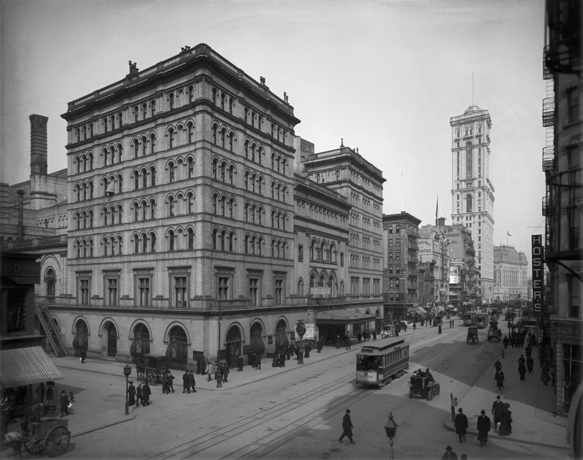Nhà hát Opera Metropolitan được xây dựng vào năm 1883 gần Quảng trường Thời đại. Đây là căn nhà đầu tiên của Công ty Opera Metropolitan, nhưng đã bị phá hủy vào năm 1967 và các chương trình biểu diễn đã được chuyển đến Trung tâm Lincoln.
