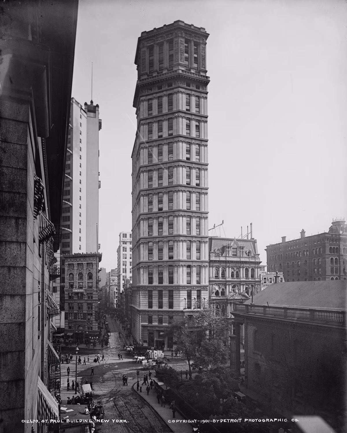 Nhà thờ The St. Paul xây dựng và mở cửa vào năm 1899 trên đường Broadway và nó bị phá hủy vào năm 1958.