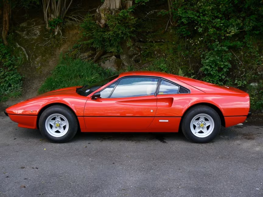 10. Ferrari 308 GTB 1975 trở nên nổi tiếng trên thế giới sau khi nó xuất hiện trên truyền hình cùng diễn viên Tom Selleck.