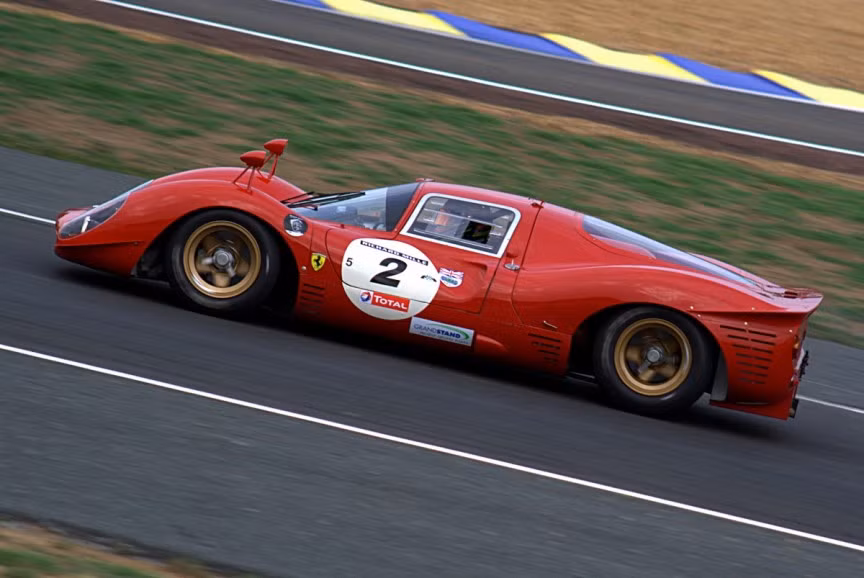 8. Ferrari 330 P3 1966 là chiếc xe đầu tiên được Ferrari áp dụng cửa ra vào sợi thủy tinh chứ không phải là nhôm truyền thống. Đặc biệt, chiếc xe này chỉ có một ghế ngồi được thiết lập gần trung tâm của xe. Khi ngồi trong nó, bạn có thể cảm thấy như thể bạn đang nằm xuống từ ghế nghiêng.