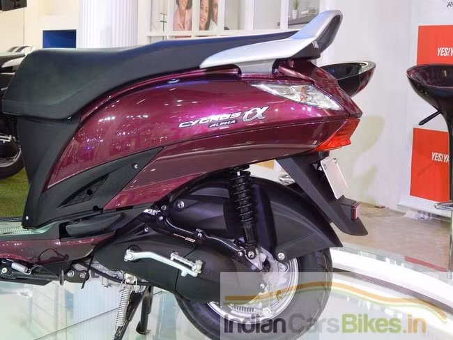 Yamaha Cygnus Alpha có chỗ ngồi rộng rãi, yên xe cân bằng tạo cảm giác thoải mái cho người ngồi sau mà không ảnh hưởng tới người lái phía trước.