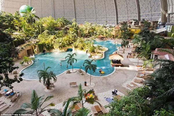 Nằm ở khu vực Krausnick gần Berlin (Đức), Tropical Island sẽ là một điểm đến lý tưởng cho các du khách khi đến châu Âu vào mùa hè. Khu nghỉ dưỡng này là một quần thể cảnh quan bao gồm rừng nhiệt đới trong nhà, hồ bơi, bãi biển nhân tạo, nhà hàng, khách sạn cao cấp. Tropical Island có sức chứa lên tới 6.000 du khách với 522 giường nghỉ và 500 lều.