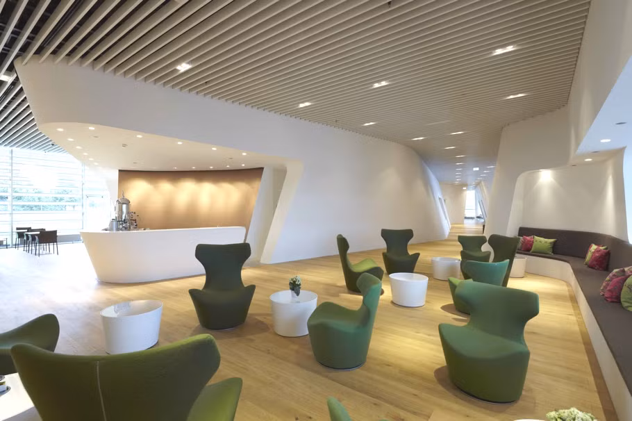 4. Phòng chờ VIP tại Sân bay Munich, Đức: Phòng chờ sang trọng này được thiết kế khá đơn giản nhưng cũng rất tinh tế. Với các vật liệu gỗ tự nhiên, ván gỗ sồi, phòng chờ này là sự kết hợp hoàn hảo của các yếu tố tạo nên không gian thư giãn, yên tĩnh cho du khách.
