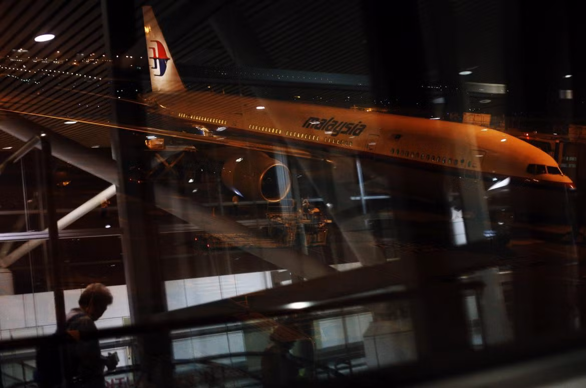 Không chỉ vậy, hãng hàng không Malaysia Airlines còn đang đối mặt với việc nhân viên thôi việc hàng loạt. Theo thông báo của hãng ngày 26/8, 186 nhân viên đã rời khỏi hãng này do lo ngại an toàn sau hai tai nạn thảm khốc. Theo Malaysia Airlines, số lượng nhân viên nộp đơn xin thôi việc gia tăng với lý do sức ép từ gia đình.