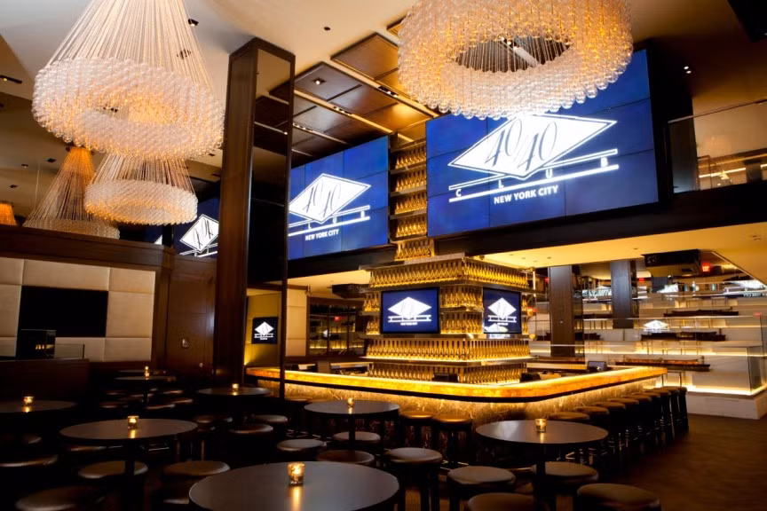 Jay-Z mở nhà hàng 40/40 Club’ ở New York từ năm 2003 sau đó mở thêm ở Atlantic và Las Vegas, nhưng đã đóng cửa một nhà hàng ở Las Vegas.