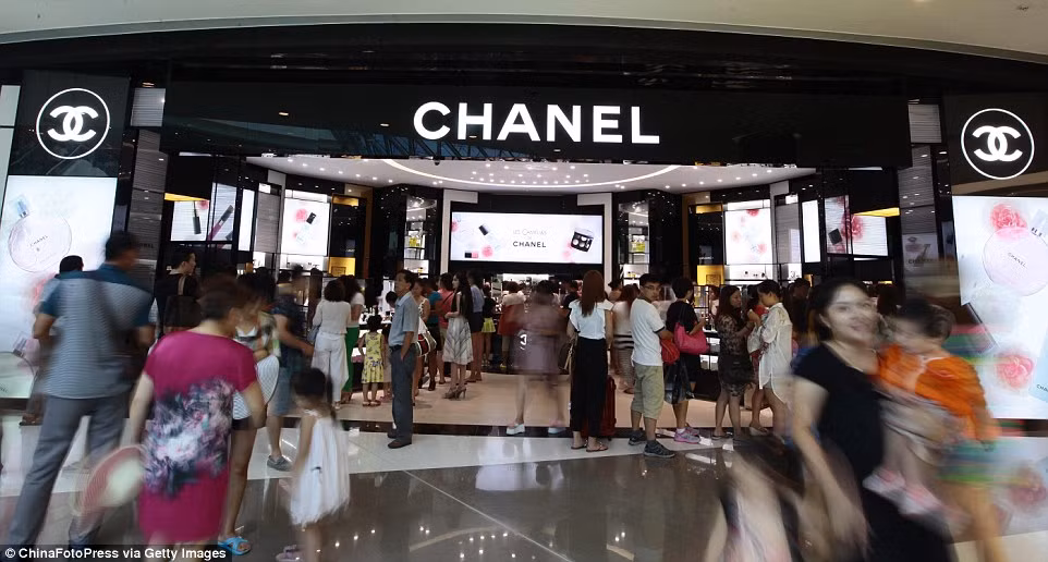 Trung tâm mua sắm này tập hợp gần 300 thương hiệu quốc tế nổi tiếng như Prada, Rolex, Gucci, Chanel Giorgio Armani...