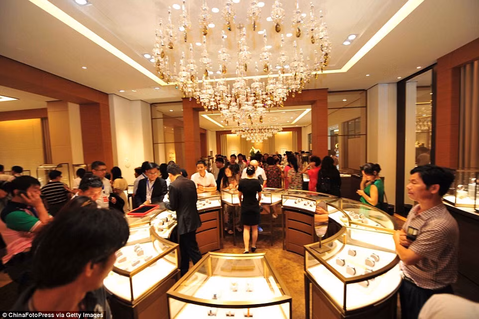 Khách hàng khá quan tâm đến các cửa hàng đồ trang sức.