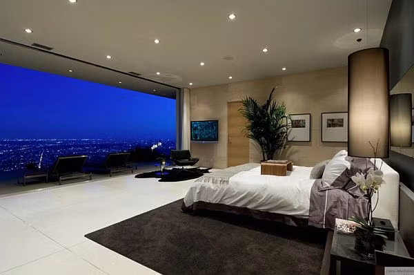 Để nhấn mạnh sự hùng vĩ của quang cảnh bên ngoài, bạn nên trang trí nội thất phòng ngủ đơn giản với màu sắc trung lập.