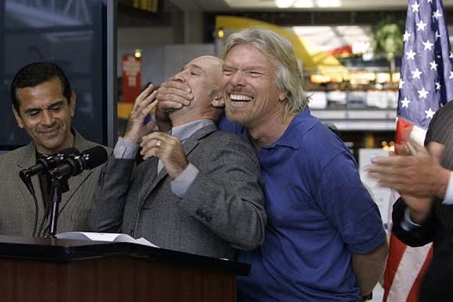 Không chỉ ngoài đời thường, Richard Branson còn có nhiều hành động thái quá trên truyền hình, báo chí. Đây là hình ảnh Branson đang bịt miệng nhà đồng sáng lập Virgin Blue trong họp báo với thị trưởng Los Angeles Antonio Villaraigosa tại thành phố Los Angeles, California.