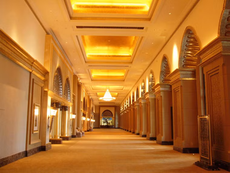 Trong dãy phòng Palace Suite có tới 3 phòng ngủ phong cách Tổng thống, một phòng ăn riêng và khu vực phòng khách rộng rãi. Dãy phòng có tổng diện tích 680 m2 này có lên giá tới 15.000 USD/đêm (tương đương 319 triệu đồng).
