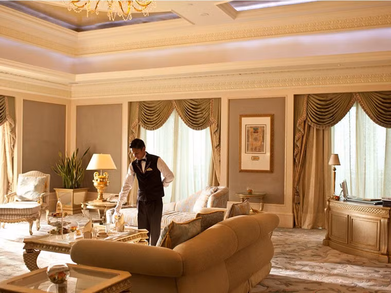 Dãy phòng này có dịch vụ quản gia 24/24 giờ.