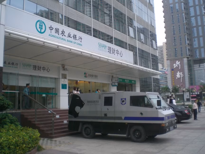 8. Ngân hàng nông nghiệp Trung Quốc, với giá trị vốn hóa thị trường: 126,41 tỷ USD. Đây là một trong những ngân hàng đại chúng mạnh nhất toàn thế giới, với 320 triệu khách hàng cá nhân, gần 3 triệu khách hàng doanh nghiệp và 24.000 chi nhánh trên toàn thế giới. Năm ngoái, lợi nhuận ròng của ngân hàng này tăng 15%, đạt mức 27,02 tỷ USD.