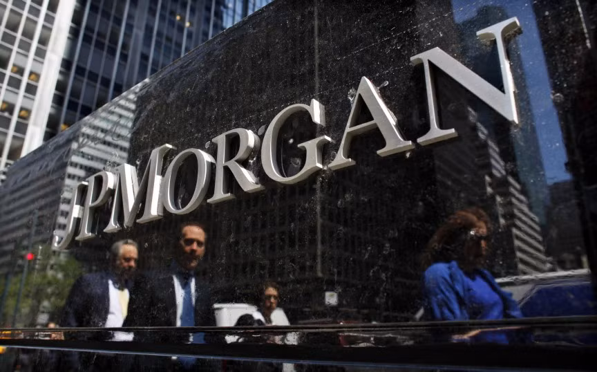 2. JP Morgan Chase, với vốn hóa thị trường: 229,90 tỷ USD. JP Morgan Chase ra đời vào năm 2000 do JP Morgan &amp; Co và Chase Manhattan Corporation sáp nhập với nhau. Sau khi sáp nhập, JP Morgan Chase đã trở thành ngân hàng lớn nhất nước Mỹ, lớn thứ 6 trên thế giới. Giá trị vốn hóa thị trường của ngân hàng này đạt 229,90 tỷ USD, đứng thứ hai Mỹ và cũng đứng thứ hai thế giới.