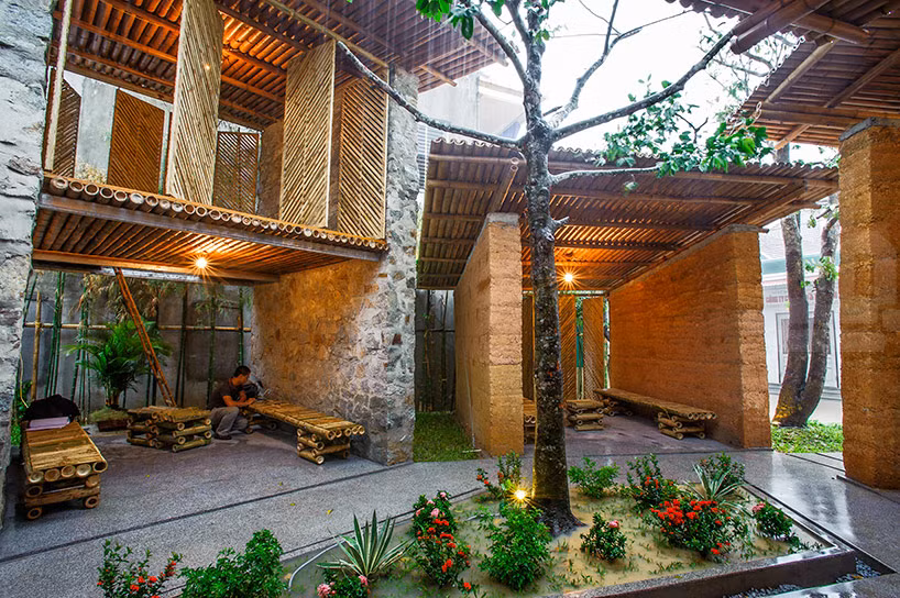 Tọa lạc tại trung tâm thành phố Hà Tĩnh, BES (viết tắt của ba từ tiếng Anh: Bamboo = tre, Earth = đất, Stone = đá) được xây từ vật liệu sẵn có của địa phương và phương pháp xây dựng truyền thống.