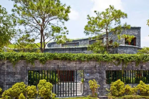 Đó là tòa nhà Stone House ở Đông Triều, tỉnh Quảng Ninh, Việt Nam. Công trình này gây ấn tượng với thiết kế và hình dạng khác thường của nó. Ngôi nhà là một dự án được phát triển bởi công ty kiến trúc Việt Võ Trọng Nghĩa. Tọa lạc trong một khu vực dân cư yên tĩnh, tòa nhà này trở nên nổi bật với cấu trúc hình xuyến.