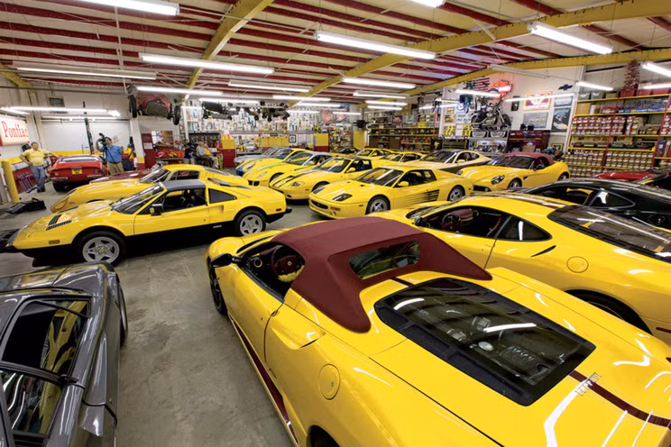 Có niềm đam mê lớn đối với Ferrari và đặc biệt là những chiếc Ferrari màu vàng, Phil Bachman (ở Tennessee, Mỹ) đã bổ sung 40 chiếc xe thuộc dòng này vào bộ sưu tập ô tô của mình trong suốt 30 năm qua.