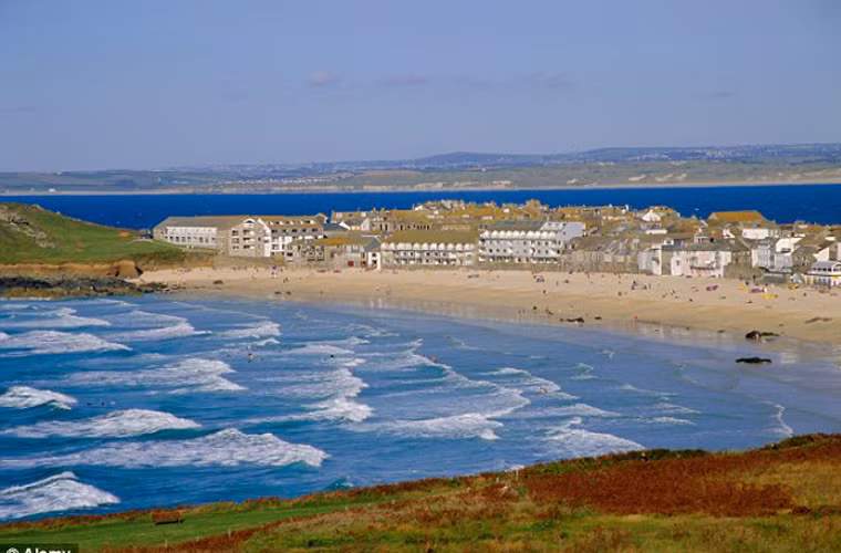 Khu resort St Ives, ở Cornwall. Theo cuộc thăm dò, St Ives là khu nghỉ mát bên bờ biển đắt nhất ở Anh. Giá phòng khách sạn ở khu resort này lên tới 123 bảng Anh/đêm (tương đương 4,4 triệu đồng), gấp đôi mức giá phòng trung bình các khu nghỉ dưỡng ở xứ Wales.