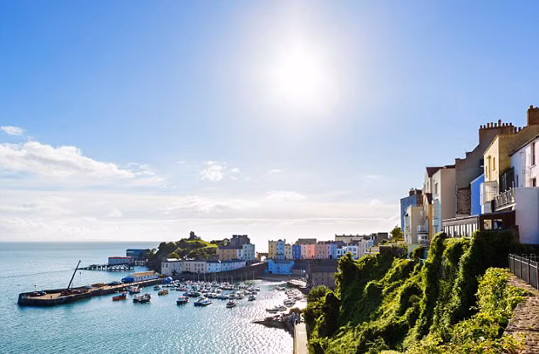 Tenby, xứ Wales. Đứng thứ hai là khu nghỉ dưỡng Tenby, được xây dựng theo kiến trúc thế kỷ 13, với những bức tường bao quanh giống thời trung cổ. Giá phòng ở khu resort này là 107 bảng/đêm.