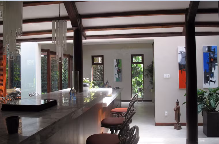 "Thử thách lớn nhất là sự kết hợp giữa phần cổ xưa và hiện đại, và đem nhiều ánh sáng hơn cho ngôi nhà", bà Snowball chia sẻ. Chủ nhà đã đặt một chiếc bàn đá hoa để kết nối nhà bếp với phòng khách chính.