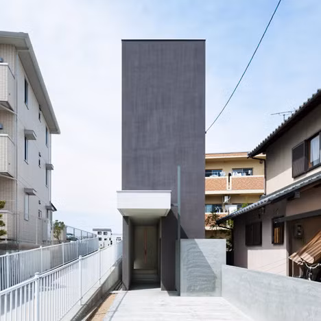 5. Căn nhà Promenade của Kiến trúc sư Kouichi Kimura: Ngôi nhà có chiều sâu 17 m, rộng 2,7 m này nằm ở Shiga, Nhật Bản được thiết kế với hàng lang dài và mỏng. "Khi bạn di chuyển dọc theo hành lang, bạn sẽ thấy không gian trải dài từ góc này sang góc khác", kiến trúc sư cho biết. Phần lớn đồ nội thất của căn nhà này đều được thiết kế riêng để giảm sự lộn xộn, tiết kiệm không gian.