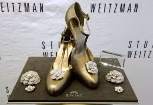 8. Giày cao gót "Retro rose" của Stuart Weiztman: Lấy cảm hứng từ những kiểu mốt thập niên 1940, Stuart Weiztman đã sáng tạo ra đôi giày "bông hồng cổ điển". Số kim cương trang trí trên bông hoa lên tới 100 carat, bên cạnh đó cũng có hơn 400 viên kim cương siêu nhỏ đính khắp thân giày. Giá trị của thiết kế này là 1 triệu USD.