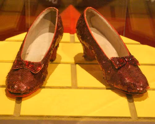 3. Giày đính kim sa trong phim "Wizard of Oz": Bộ phim "Phù thủy xứ Oz" là một hiện tượng điện ảnh của năm 1939. Cho đến nay, những món đồ mà nhân vật Dorothy sử dụng trong phim đều được các nhà sưu tầm thi nhau đấu giá. Đôi giày đính kim sa đỏ lấp lánh của cô bé Dorothy được trang trí bằng nơ hình bướm, viền hàng chục viên đá ruby và có giá trị tới 2 triệu USD.